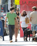 th_65770_Preppie_MirandaKerrandOrlandoBloomenjoyingthedaytogetherinL.A._March2720106_122_673lo.jpg