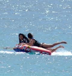 th_208462988_RihannaenjoysafunridewithfriendsonaboatinBarbados_87_122_774lo.jpg